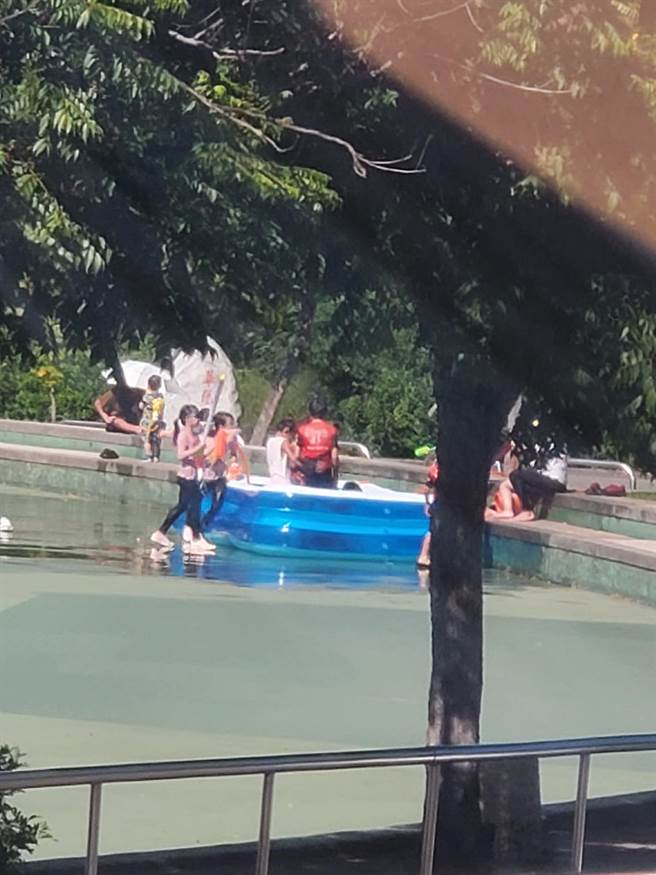 彰化县立溜冰场私接公厕水龙头水，并划起气垫船，一群大人、小孩玩得不亦乐乎。（爆料公社）