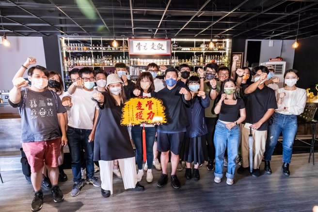 一群年輕人成立後援會，相挺民進黨新竹市長參選人沈慧虹當市長。（圖／取自沈慧虹臉書）