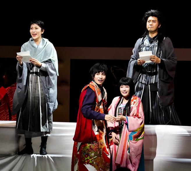 《Q：歌舞伎之夜》作品灵感源为英国摇滚天团皇后乐团（Queen）的专辑《歌剧之夜》（A Night At The Opera），野田秀树将专辑展现的世界观以及充满戏剧张力的音乐带到舞台上。（Kishin Shinoyama摄，国家两厅院提供）