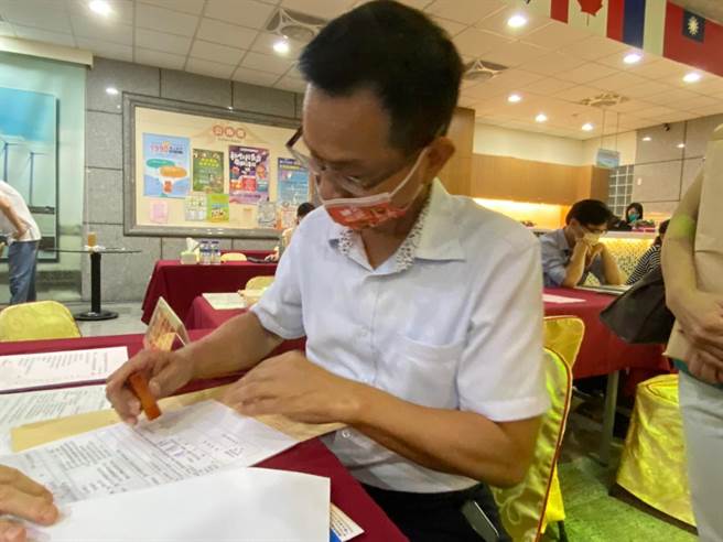 台中市议员陈清龙29日下午由太太连小华陪同，前往丰乐雕塑公园综合活动中心，办理市议员参选登记。（市议员陈清龙服务处提供）