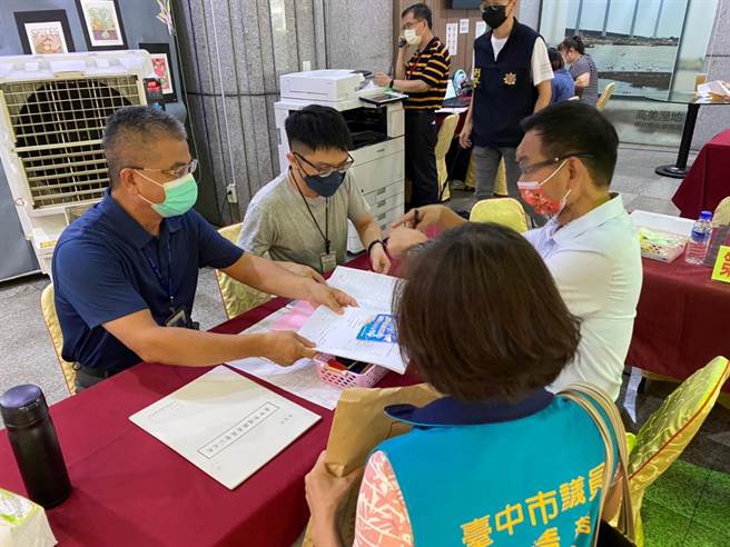 台中市议员陈清龙29日下午由太太连小华陪同，前往丰乐雕塑公园综合活动中心，办理市议员参选登记。（市议员陈清龙服务处提供）