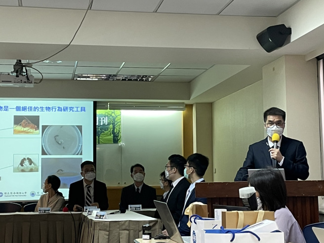 暨大应用化学系教授傅在峰表示，单一基因wake在神经分泌细胞主导一系列长距离且复杂的神经、内分泌网络活动，影响着复杂的动物行为。(摄影/潘羽姗)