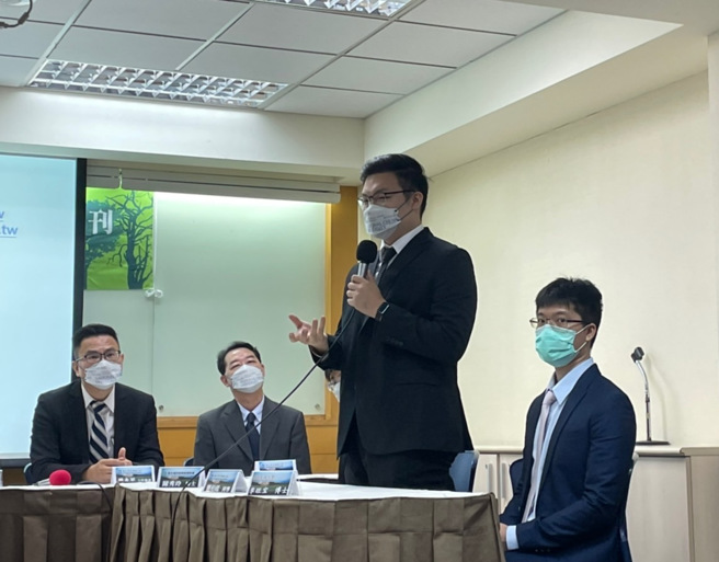 论文第一作者之一，暨大应化系博士生刘柏廷同学。(摄影/潘羽姗)