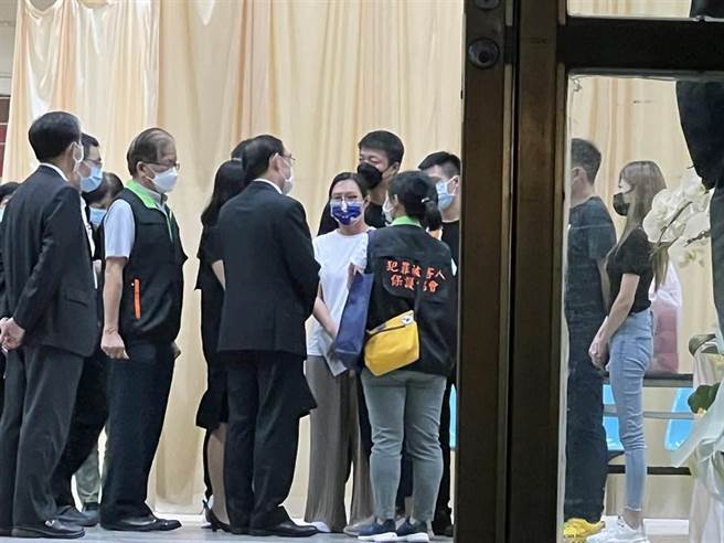 法务部长蔡清祥到台南市立殡仪馆吊唁2名殉职的警员，并与家属密谈。（本报资料照片）