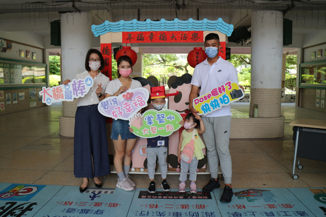 大桥国小家长与校长携手一起为小一新生戴上头冠。（照片/大桥国小提供）