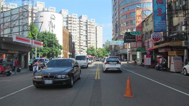 25岁施姓男子驾驶自小客车沿公园路往五权路方向直行、在北区公园路与光大街口停等红灯车时，追撞到同向直行51岁林姓男子驾驶自小客车。（民眾提供／冯惠宜台中传真）