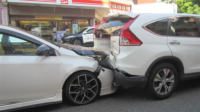 车祸后施男驾驶的自小客车头受损、林男驾驶的自小客车车尾受损。（民眾提供／冯惠宜台中传真）