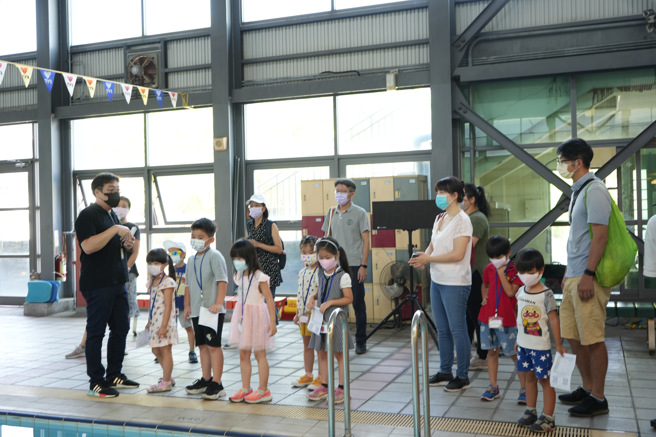 校园巡礼介绍校园游泳池、图书馆、健康中心、乐活厨房等（照片/大桥国小提供）