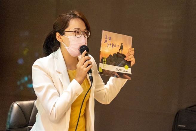 民進黨新北市議員參選人顏蔚慈(見圖)表示，雖然新北市長侯友宜及新成立的新北市青年局首任局長錢念群，都口口聲聲說要為青年帶來更多的機會，但卻對年底的18歲公民權複決公投以及明年初施行的《民法》下修18歲成年兩個議題都不聞不問，「有愧於大眾對青年局的期待」。(新北市議員參選人顏蔚慈提供)