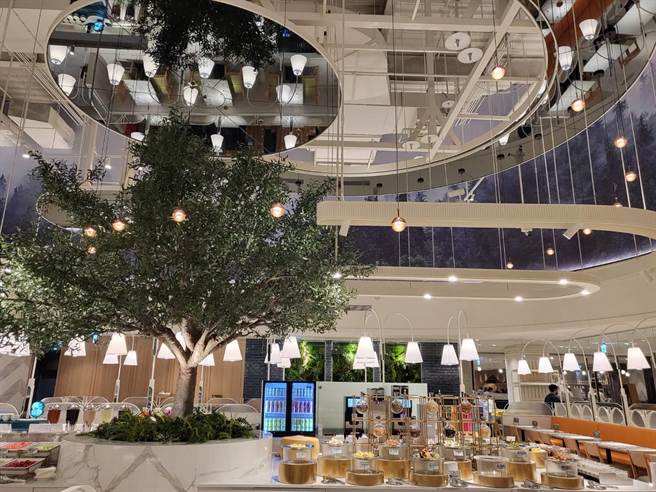 匯集丰富蔬果与自然食材的「果然匯」多国蔬食Buffet，两人(含)以上同行，可享餐费93折优惠。（柯宗纬翻摄）