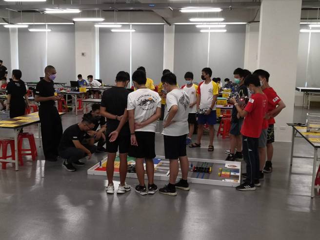 比赛项目有运动赛(网球双打)、机器人任务(竞赛)、未来新创家(创意赛)，透过精采的赛事，挑战参赛师生策略、技术与创意。(照片/亚东科技大学提供)