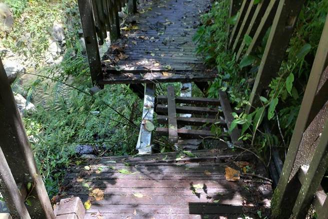 尖石乡老鹰溪步道因连日下雨受损，木栈道断裂无法通行，县府预计封闭一周进行抢修。（新竹县政府提供／罗浚滨新竹传真）