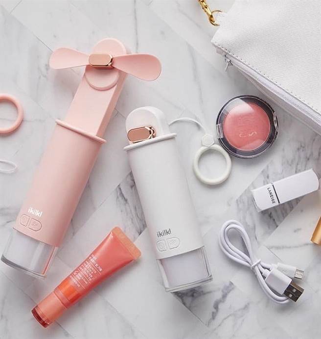 Global Mall新左营车站于环球Online推伊崎家电「USB蓝芽快门迷你扇」。（柯宗纬翻摄）