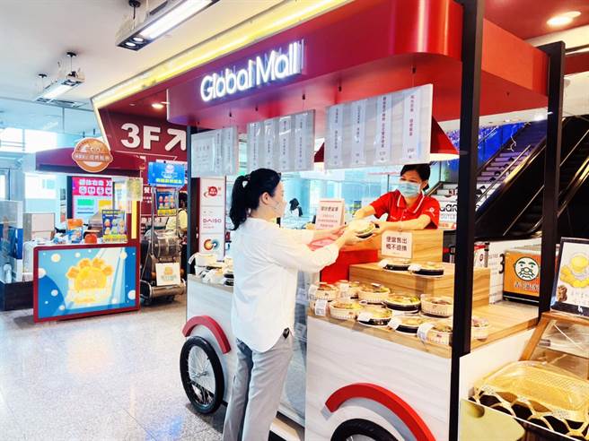 Global Mall新左营车站线上线下迎开学採购季。（柯宗纬翻摄）