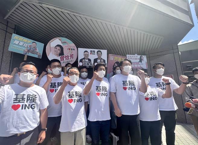 民进党基隆市长参选人蔡适应与13名同党市议员参选人抢头香，昨前往选委会登记。（陈彩玲摄）