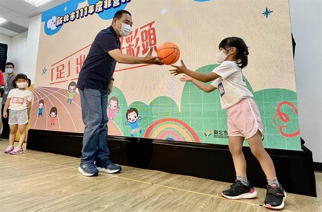 新北市长侯友宜与现场的小朋友玩传球游戏。（吕健豪摄）