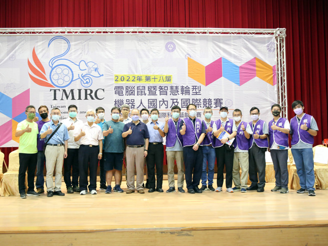 龙华科大学子勇夺大专组「竞速自走车」第一名及第二名。（照片/龙华科大提供）