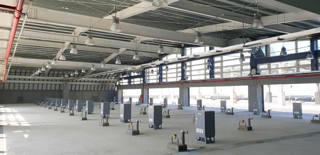 大甲区松柏渔港鱼货多功能集货场于2019年底完工，却因原物料上涨以致减项发包，集货场内设备不齐全。(市议员李荣鸿服务处提供)