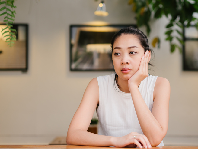 女网友发现结婚多年的丈夫出轨18岁女学生，丈夫起初道歉称会改过，但她仍陆续抓到出轨证据，最后丈夫乾脆「不藏了」，直接说要求夫妻俩「各过各的」。（示意图，达志影像/shutterstock）