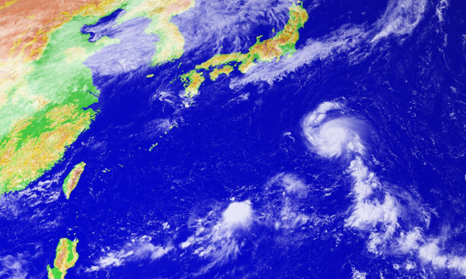 台湾颱风论坛认为，轩岚诺若能突破高压封锁，将能吸收整片海域的能量，甚至能吸收菲律宾东方海面的热带扰动98W。（翻摄自台湾颱风论坛｜天气特急脸书）