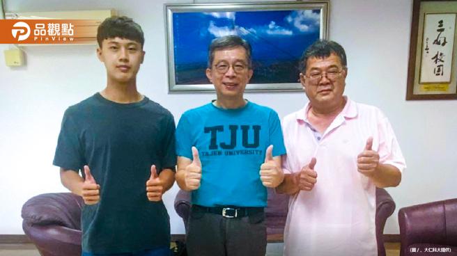 （左起）洪嘉徽同学，大仁科大校长郭代璜，父亲洪文乾（大仁科大提供）