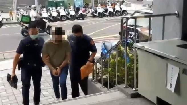 新北市三重区23日晚间有名洪姓男子因与友人结怨，前往他家泼油漆时不慎波及旁边的机车，结果当车主上前理论，洪男竟持开山刀砍人后逃逸，警方随后在25日下午将他擒获。(黄敬文翻摄)