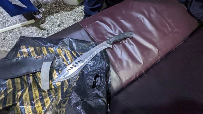 据了解，这名35岁洪姓男子在23日晚间9时31分持油漆前往友人家门口泼洒，结果不慎波及到旁边的机车，住在隔壁的车主39岁庄男立刻上前理论，双方在争吵中洪男竟拿出开山刀砍向庄男腹部。图为作案凶器。(黄敬文翻摄)