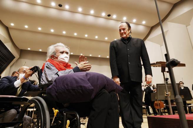 2022小澤征爾松本音樂節首度海外轉播，28日晚間在台北、高雄兩地落幕，演出結束後，音樂節的靈魂人物小澤征爾驚喜現身和觀眾見面，兩度謝幕，雖沒上場演出，觀眾仍起立報以熱烈掌聲，久久不散場，場面溫馨且熱烈。（(c) Michiharu Okubo，2022OMF提供）