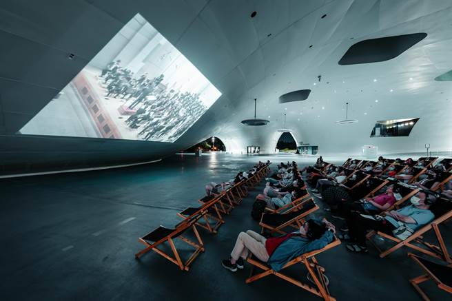 小澤征爾松本音樂節在疫情間暫停了兩年公演，今年再次恢復演出，同時首度舉辦海外轉播，圖為衛武營轉播現場。（林峻永攝，衛武營國家藝術文化中心提供）