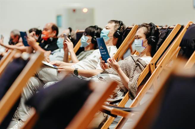 小澤征爾松本音樂節在疫情間暫停了兩年公演，今年再次恢復演出，同時首度舉辦海外轉播，圖為衛武營轉播現場。（林峻永攝，衛武營國家藝術文化中心提供）