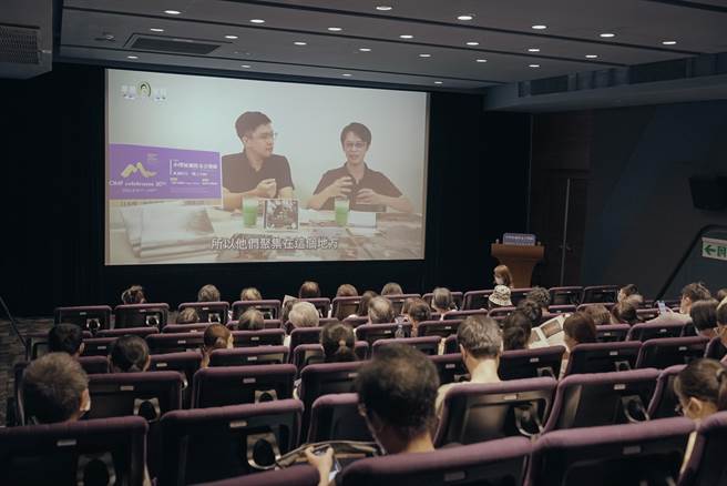 2022小澤征爾松本音樂節首度海外轉播，選定的地點是台灣，轉播內容為指揮家杜特華率領齋藤紀念管弦樂團，一連演出武滿徹作品、德布西《印象》及史特拉汶斯基的《春之祭》等作品，圖為台北轉播現場。（陳俊彥攝，謬斯客國際有限公司提供）