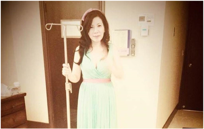 飞往美国接受手术前，陈文茜其实已经在振兴医院打了33天的抗生素。（陈文茜提供）