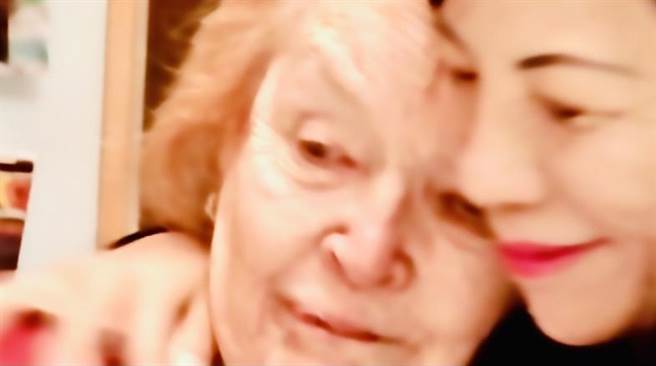 赴美接受颅部手术的行程中，陈文茜採访知名战地记者「玛丽柯文」的母亲。（TVBS提供）