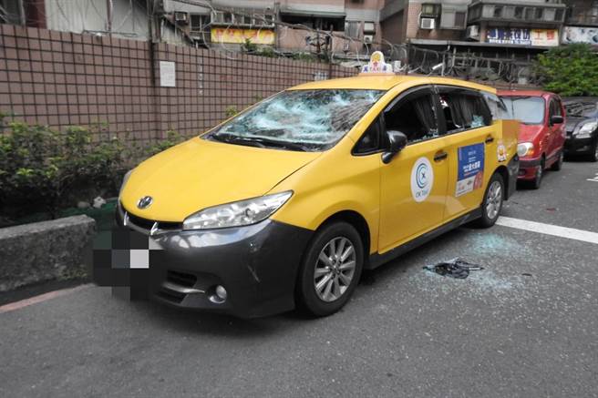 计程车的4个车窗及前、后挡风玻璃无一幸免，全被砸破。（八德警分局提供／陈梦茹桃园传真）