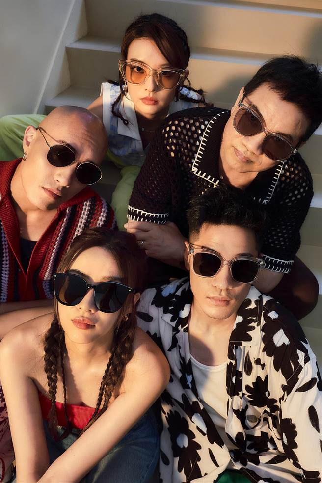 陈凯伦与陈锐、黄宣、杜妍、陈语安同框拍广告。（KlassiC.提供）