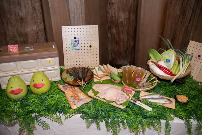 夯鸭烤肉食材以樱桃鸭胸肉为主食，搭配鸭肉串、鸭肉香肠及鸭肉贡丸等，和严选在地香鱼、草虾、文旦柚及新鲜食蔬。（宜兰县政府提供／吴佩蓉宜兰传真）