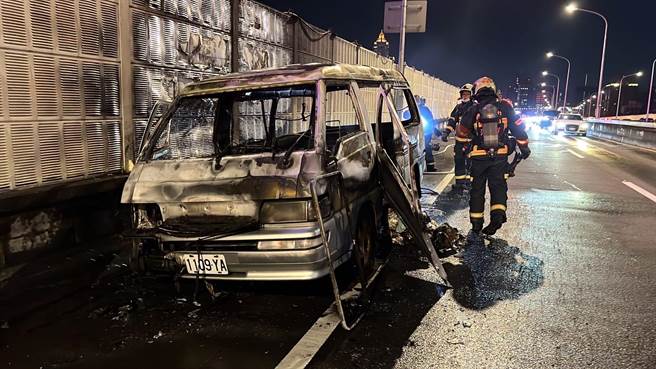 市民大道傍晚發生火燒車。（翻攝畫面）