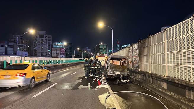 市民大道火燒車無人受傷。（翻攝畫面）