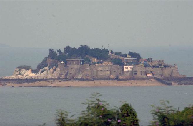 距离小金门外岛约1000公尺的狮屿，今天下午发现大陆民用无人机1批1架次，驻岛守军射击信号弹示警后，临空约1分钟即往厦门方向飞离。（李金生摄）