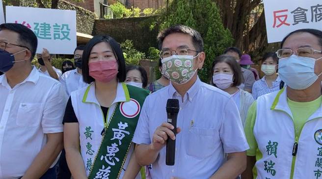 宜兰县长候选人江聪渊（左3）为参加宜兰县第19届县长选举，自今（29日）起请假且不支薪，直到选举结束。（吴佩蓉摄）