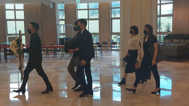 余祥銓、Gary帶余苑綺骨灰進入擁恆文創園區。（擁恆文創提供）