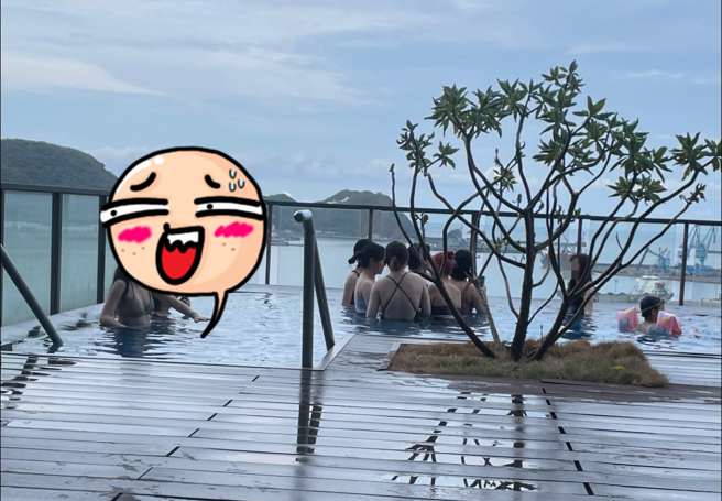 網友發現飯店泳池滿是遊客，PO出照片說「想要在飯店游泳的要三思」，沒想到照片中泳池內全是泳裝美女，網友紛紛暴動說「太辛苦了，我來吧」。（翻攝自臉書「爆廢公社公開版」）