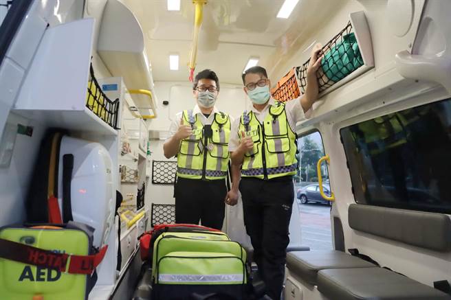 爱尔丽集团捐赠1辆全新高顶救护车给嘉义县消防局，未来将由民雄分队专责救护队使用。（吕妍庭摄）