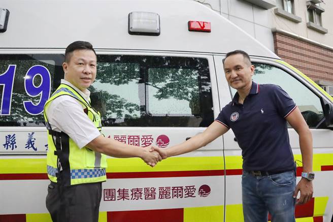 爱尔丽集团捐赠1辆全新高顶救护车给嘉义县消防局，未来将由民雄分队专责救护队使用。（吕妍庭摄）