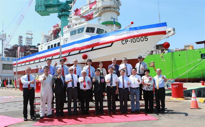 台船公司承造財政部關務署100噸級巡緝艇，第三艘命名暨下水典禮各界合影。（台中關提供）