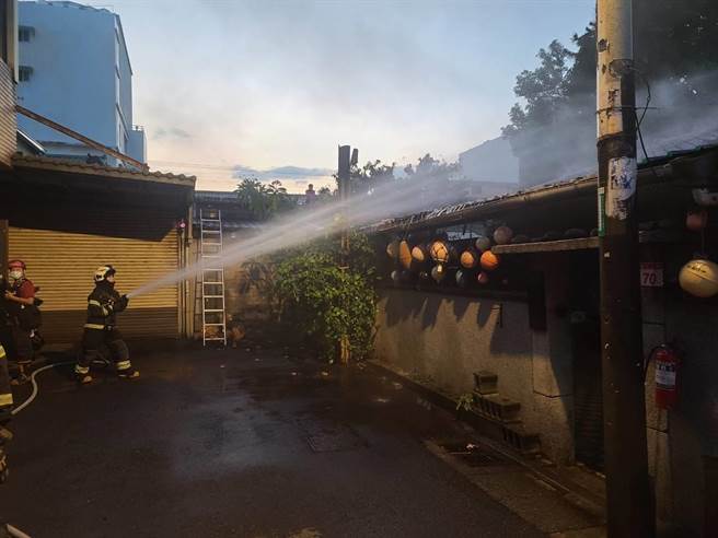 桃园中坜木造平房起火全毁延烧2户邻居幸无人伤亡。(消防局提供／吕筱蝉桃园传真)