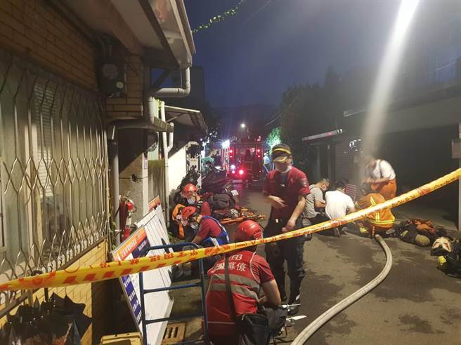 桃园中坜木造平房起火全毁延烧2户邻居幸无人伤亡。(消防局提供／吕筱蝉桃园传真)