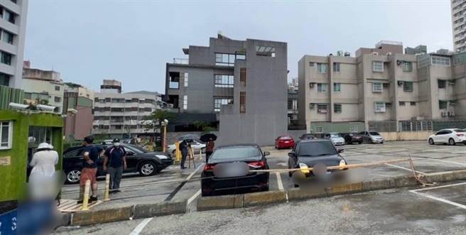 高雄市楠梓区德惠路的停车场于8月22日发生员工卷走公司货款案，警方初步调查，应属于公司内部员工的侵占案。（翻摄照片／林瑞益高雄传真）