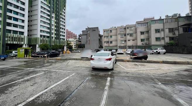 高雄市楠梓区德惠路的停车场于8月22日疑似员工抢走公司货款案，警方获报后到场调查。（翻摄照片／林瑞益高雄传真）
