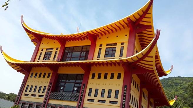 法雨寺开山住持妙湛法师15年前圆寂后留下1200万现金，董事会决议由代理住持释定义法师管理；不过1名女信徒指控现金遭释定义法师侵占。（翻摄自脸书）